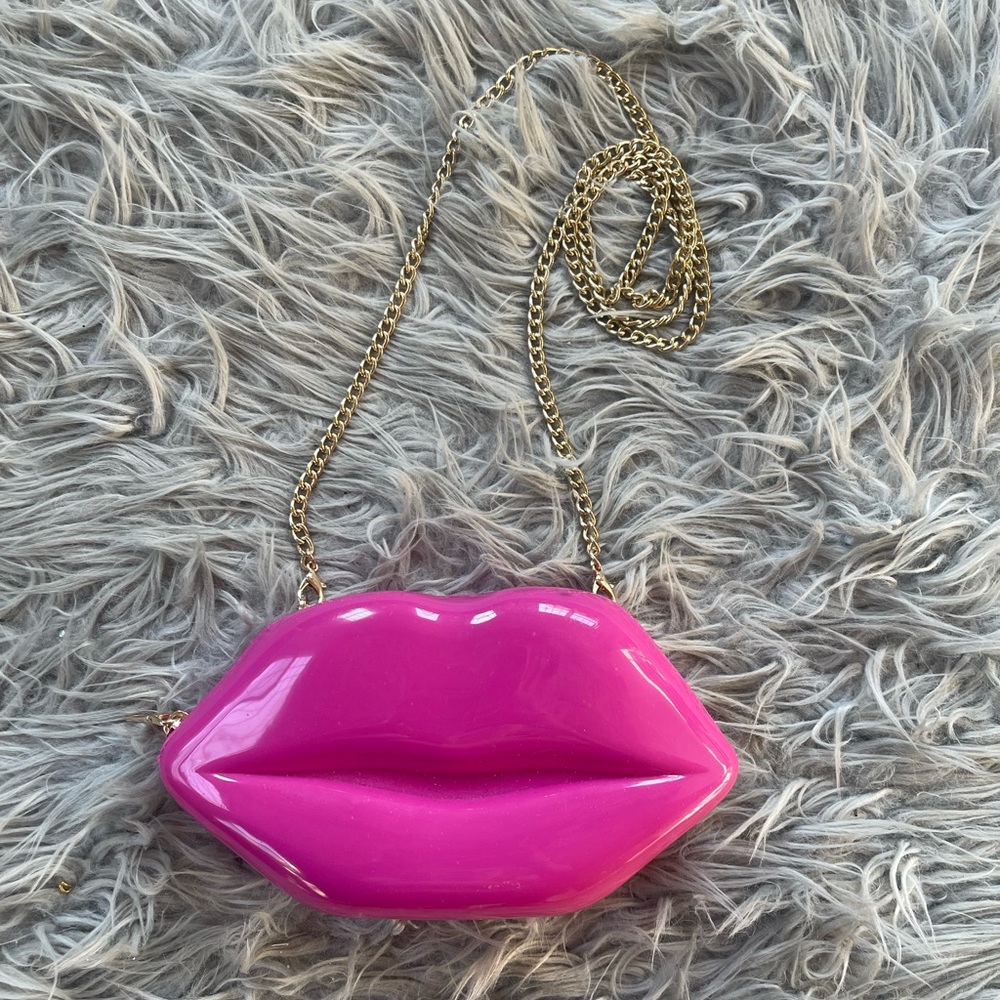Pink lips purse